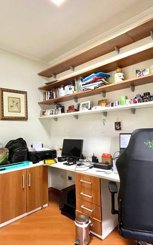 Casa à venda com 296m², 6 quartos e 3 vagas Casa à venda com 296m², 6 quartos e 3 vagasEscritório