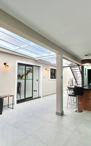 Casa à venda com 296m², 6 quartos e 3 vagas Casa à venda com 296m², 6 quartos e 3 vagasQuintal