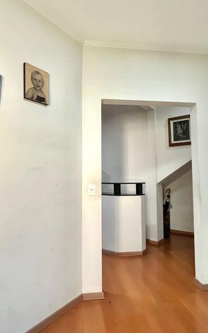 Casa à venda com 296m², 6 quartos e 3 vagas Casa à venda com 296m², 6 quartos e 3 vagasEscritório