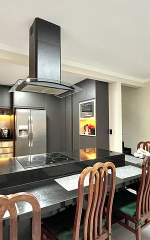 Casa à venda com 296m², 6 quartos e 3 vagas Casa à venda com 296m², 6 quartos e 3 vagasCozinha