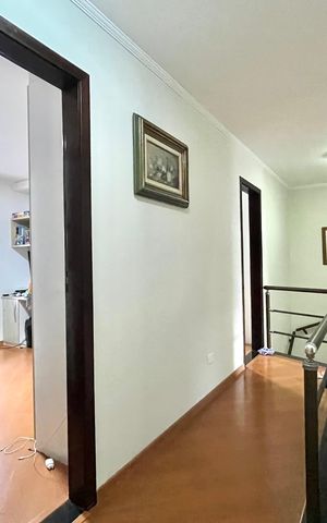 Casa à venda com 296m², 6 quartos e 3 vagas Casa à venda com 296m², 6 quartos e 3 vagasCorredor