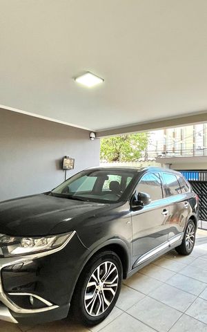 Casa à venda com 296m², 6 quartos e 3 vagas Casa à venda com 296m², 6 quartos e 3 vagasGaragem