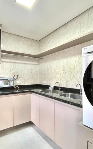 Casa à venda com 296m², 6 quartos e 3 vagas Casa à venda com 296m², 6 quartos e 3 vagasÁrea de Serviço