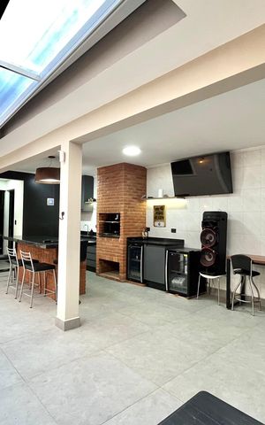 Casa à venda com 296m², 6 quartos e 3 vagas Casa à venda com 296m², 6 quartos e 3 vagasQuintal