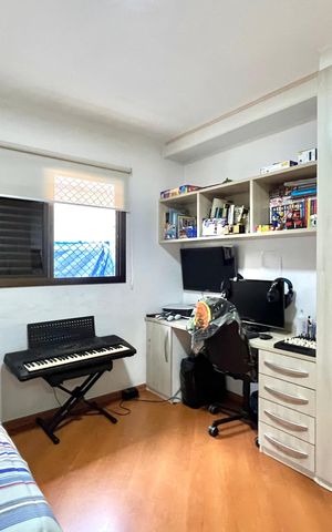 Casa à venda com 296m², 6 quartos e 3 vagas Casa à venda com 296m², 6 quartos e 3 vagasQuarto 4