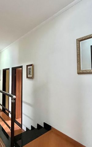 Casa à venda com 296m², 6 quartos e 3 vagas Casa à venda com 296m², 6 quartos e 3 vagasCorredor