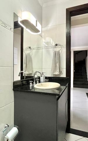 Casa à venda com 296m², 6 quartos e 3 vagas Casa à venda com 296m², 6 quartos e 3 vagasBanheiro Social