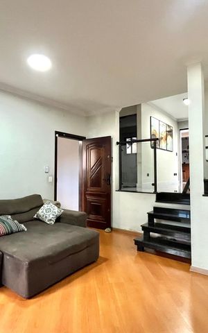 Casa à venda com 296m², 6 quartos e 3 vagas Casa à venda com 296m², 6 quartos e 3 vagasSala