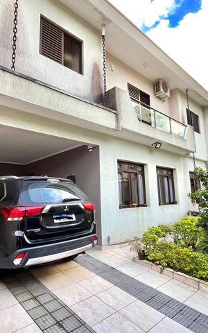 Casa à venda com 296m², 6 quartos e 3 vagas Casa à venda com 296m², 6 quartos e 3 vagasGaragem
