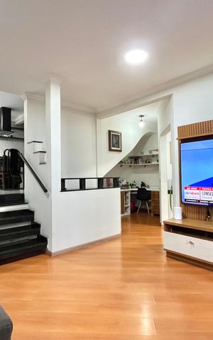 Casa à venda com 296m², 6 quartos e 3 vagas Casa à venda com 296m², 6 quartos e 3 vagasSala