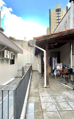 Casa à venda com 296m², 6 quartos e 3 vagas Casa à venda com 296m², 6 quartos e 3 vagasÁrea externa