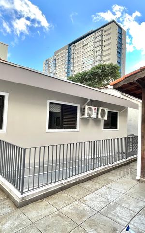 Casa à venda com 296m², 6 quartos e 3 vagas Casa à venda com 296m², 6 quartos e 3 vagasÁrea externa