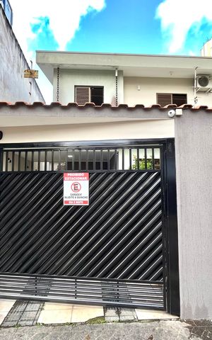Casa à venda com 296m², 6 quartos e 3 vagas Casa à venda com 296m², 6 quartos e 3 vagasFachada