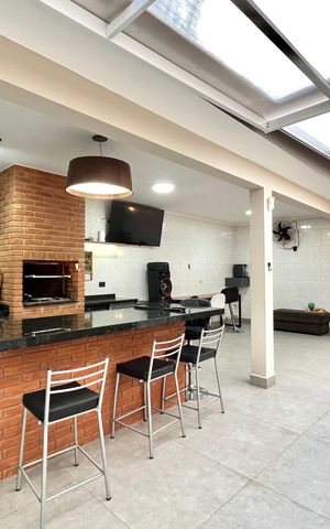 Casa à venda com 296m², 6 quartos e 3 vagas Casa à venda com 296m², 6 quartos e 3 vagasQuintal