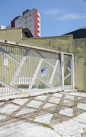 Casa à venda com 126m², 1 quarto e 2 vagasFachada + plaquinha