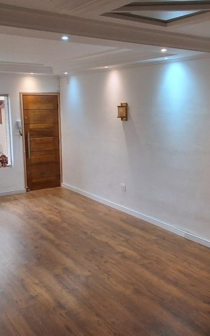 Casa à venda com 150m², 3 quartos e 2 vagas Casa à venda com 150m², 3 quartos e 2 vagasSala