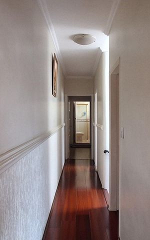 Casa à venda com 150m², 3 quartos e 2 vagas Casa à venda com 150m², 3 quartos e 2 vagasCorredor