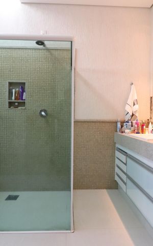 Casa de condomínio para alugar com 352m², 4 quartos e 2 vagasBanheiro da Suíte