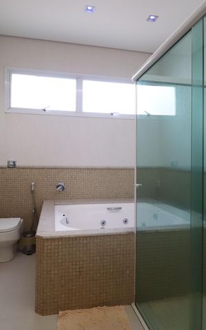 Casa de condomínio para alugar com 352m², 4 quartos e 2 vagasBanheiro da Suíte