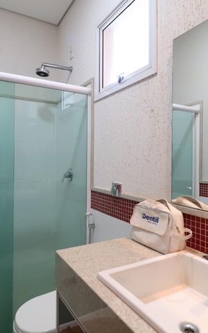 Casa de condomínio para alugar com 352m², 4 quartos e 2 vagasBanheiro da Suíte 2