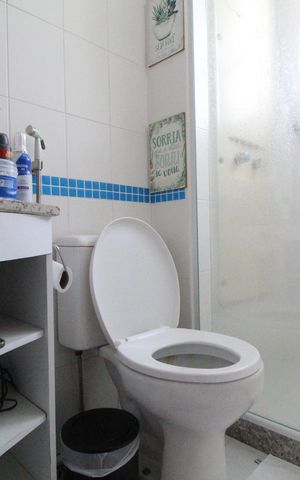 Apartamento à venda com 80m², 2 quartos e 1 vagaBanheiro da suíte 1 canadense com a sala