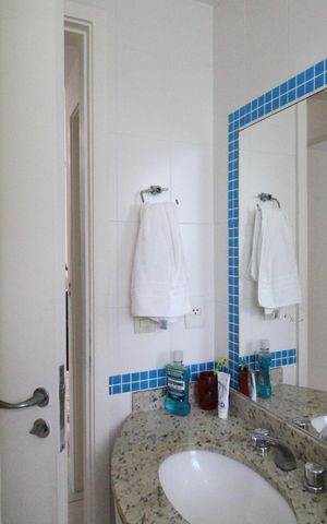 Apartamento à venda com 80m², 2 quartos e 1 vagaBanheiro da suíte 1 canadense com a sala