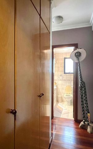 Apartamento à venda com 156m², 4 quartos e 3 vagas Apartamento à venda com 156m², 4 quartos e 3 vagasCloset da suíte 1