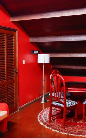 Casa à venda com 234m², 3 quartos e 2 vagas Casa à venda com 234m², 3 quartos e 2 vagasEscritório