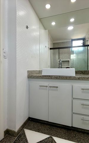 Apartamento à venda com 183m², 3 quartos e 3 vagas Apartamento à venda com 183m², 3 quartos e 3 vagasBanheiro Suíte 2
