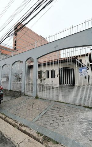 Casa para alugar com 250m², 4 quartos e 15 vagasFachada
