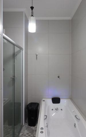 Casa à venda com 195m², 2 quartos e 5 vagasBanheiro da Suíte