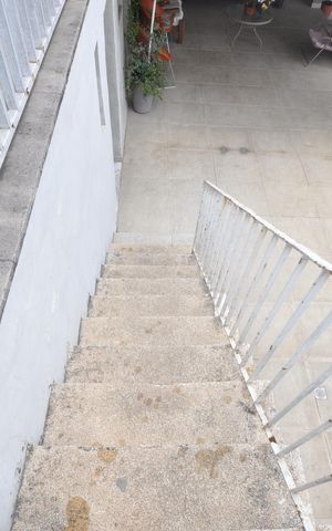 Casa à venda com 420m², 3 quartos e 3 vagasEscada de acesso à piscina e churrasqueira
