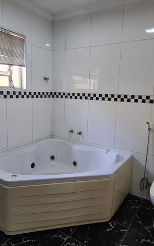 Casa para alugar com 400m², 5 quartos e 5 vagas Casa para alugar com 400m², 5 quartos e 5 vagasBanheiro 2