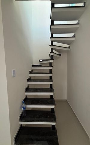 Apartamento à venda com 90m², 3 quartos e 1 vaga Apartamento à venda com 90m², 3 quartos e 1 vagaEscada
