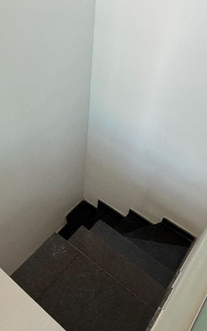 Apartamento à venda com 90m², 3 quartos e 1 vaga Apartamento à venda com 90m², 3 quartos e 1 vagaEscada