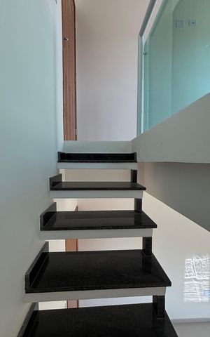 Apartamento à venda com 90m², 3 quartos e 1 vaga Apartamento à venda com 90m², 3 quartos e 1 vagaEscada