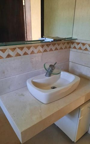 Casa à venda com 1400m², 4 quartos e 4 vagas Casa à venda com 1400m², 4 quartos e 4 vagasBanheiro