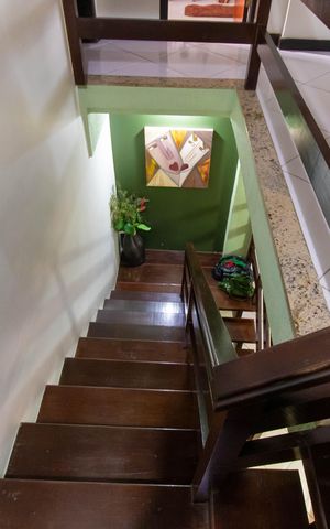 Casa à venda com 160m², 3 quartos e 6 vagas Casa à venda com 160m², 3 quartos e 6 vagasEscada