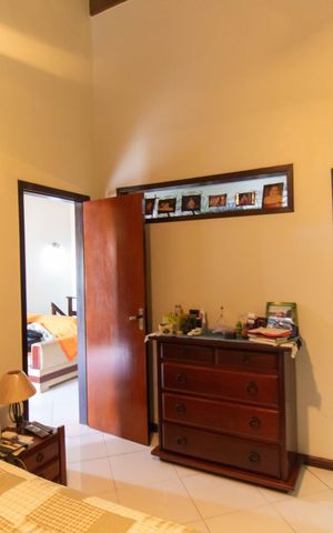 Casa à venda com 160m², 3 quartos e 6 vagas Casa à venda com 160m², 3 quartos e 6 vagasSuíte