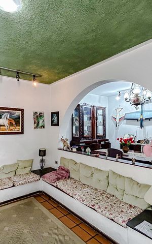 Casa à venda com 285m², 5 quartos e 6 vagasSala