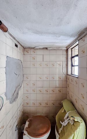 Casa à venda com 285m², 5 quartos e 6 vagasBanheiro de serviço