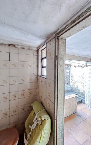 Casa à venda com 285m², 5 quartos e 6 vagasBanheiro de serviço