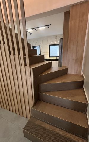 Casa à venda com 133m², 3 quartos e 2 vagas Casa à venda com 133m², 3 quartos e 2 vagasEscada