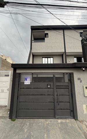 Casa à venda com 133m², 3 quartos e 2 vagas Casa à venda com 133m², 3 quartos e 2 vagasFachada