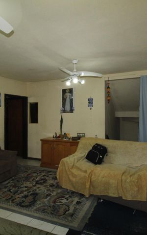 Casa à venda com 242m², 5 quartos e 1 vagaSala