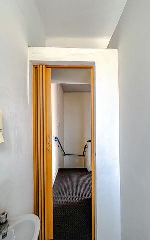 Casa à venda com 352m², 4 quartos e 4 vagasBanheiro 2