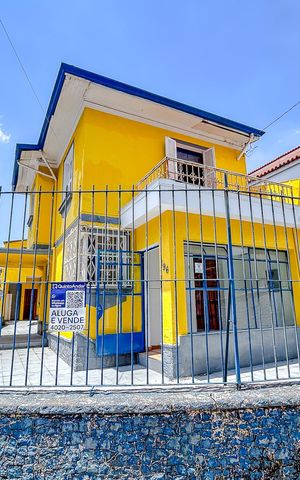 Casa à venda com 352m², 4 quartos e 4 vagasFachada com Plaquinha