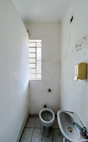 Casa à venda com 352m², 4 quartos e 4 vagasBanheiro 2
