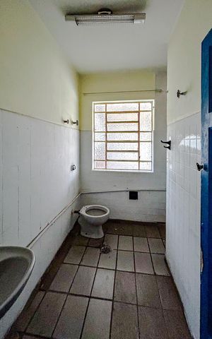 Casa à venda com 352m², 4 quartos e 4 vagasBanheiro 3