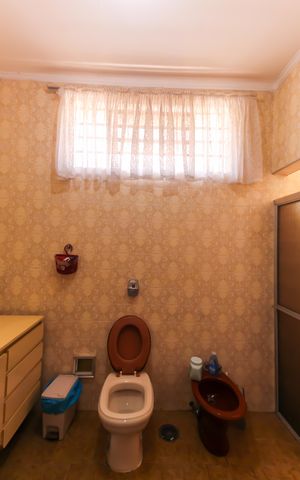 Casa à venda com 230m², 4 quartos e 3 vagas Casa à venda com 230m², 4 quartos e 3 vagasBanheiro 1